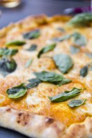 Pizza maison mozzarella et basilic